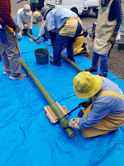 竹灯籠作り　竹の切り分け作業