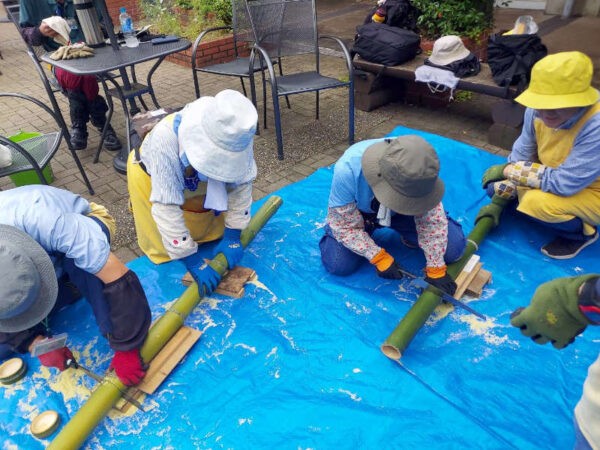 竹灯籠作り　竹の切り分け作業