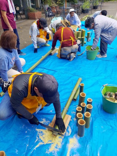 竹灯籠作り　竹の切り分け作業