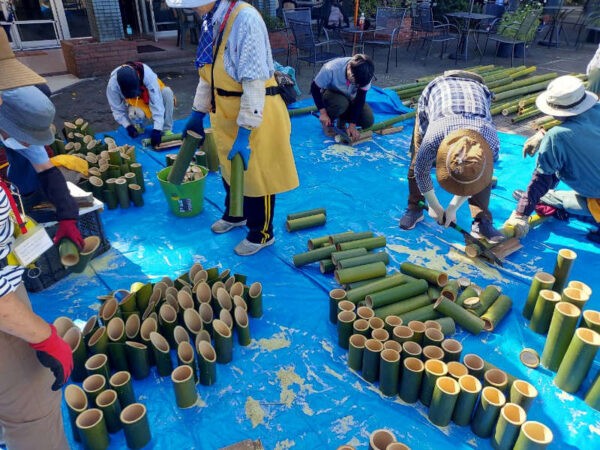 竹灯籠作り　竹の切り分け作業