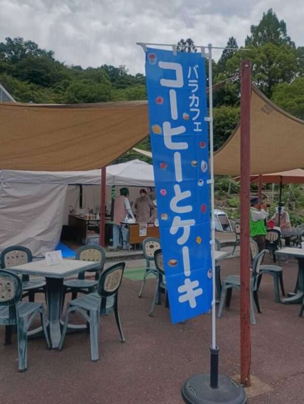 バラ園でカフェ　260530