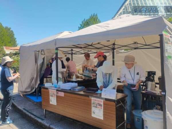 バラ園でカフェ　260530